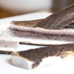 Hirchgeweih-Hund-natuerlicher-Kausnack-halbiert-3 WOOF! Hirschgeweih Mix Paket 20-40 Stück 4